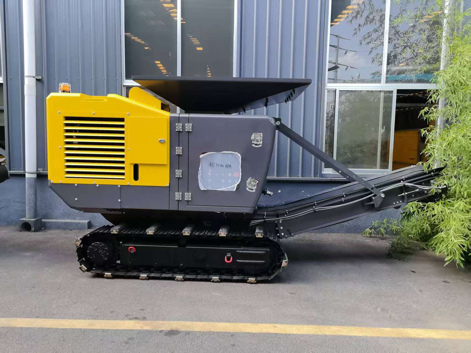 LUYUE LY30 mobile jaw crusher for concrete recycling and construction waste processing